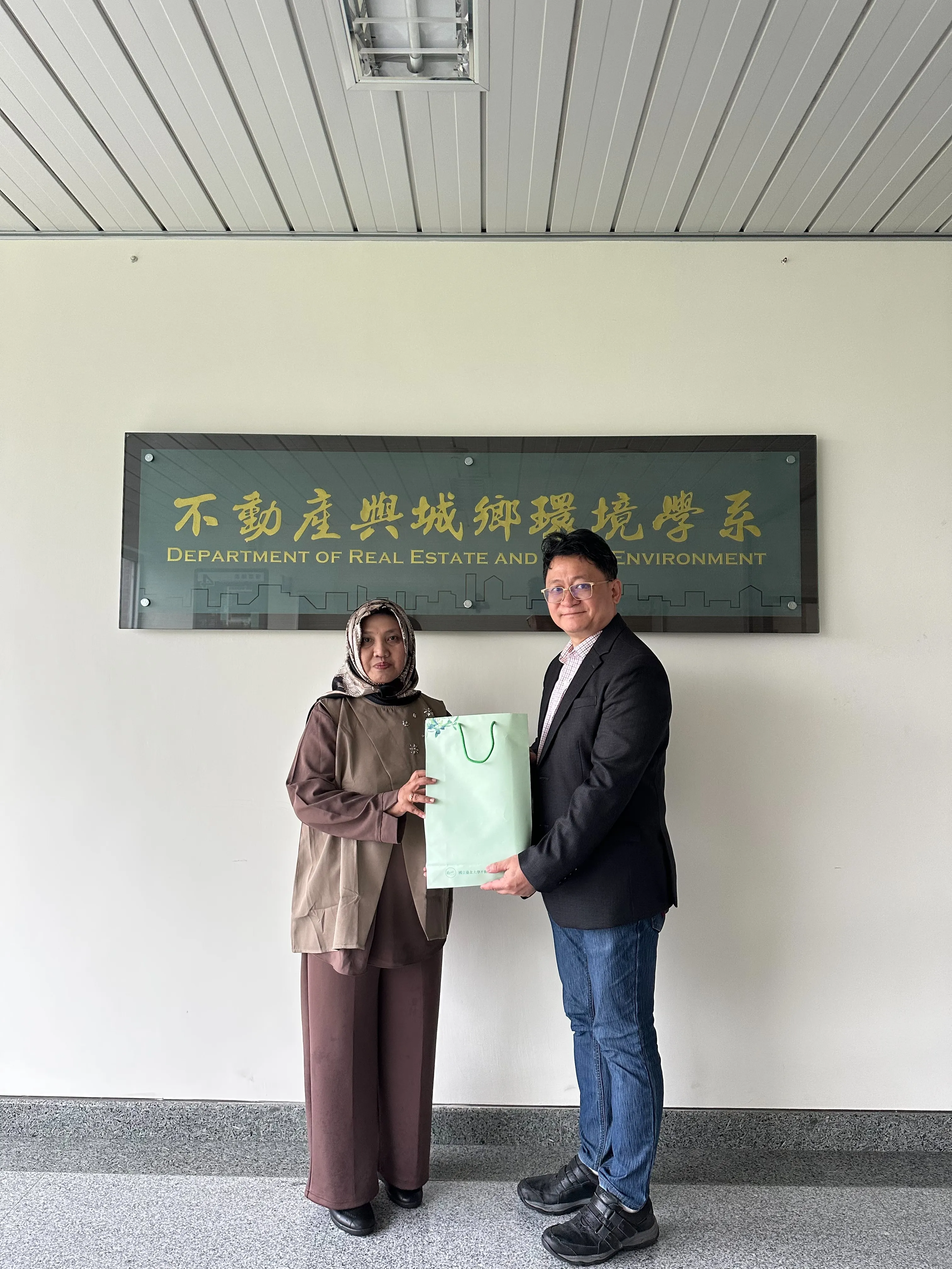 本系游舜德主任與Dr. Sari合影1