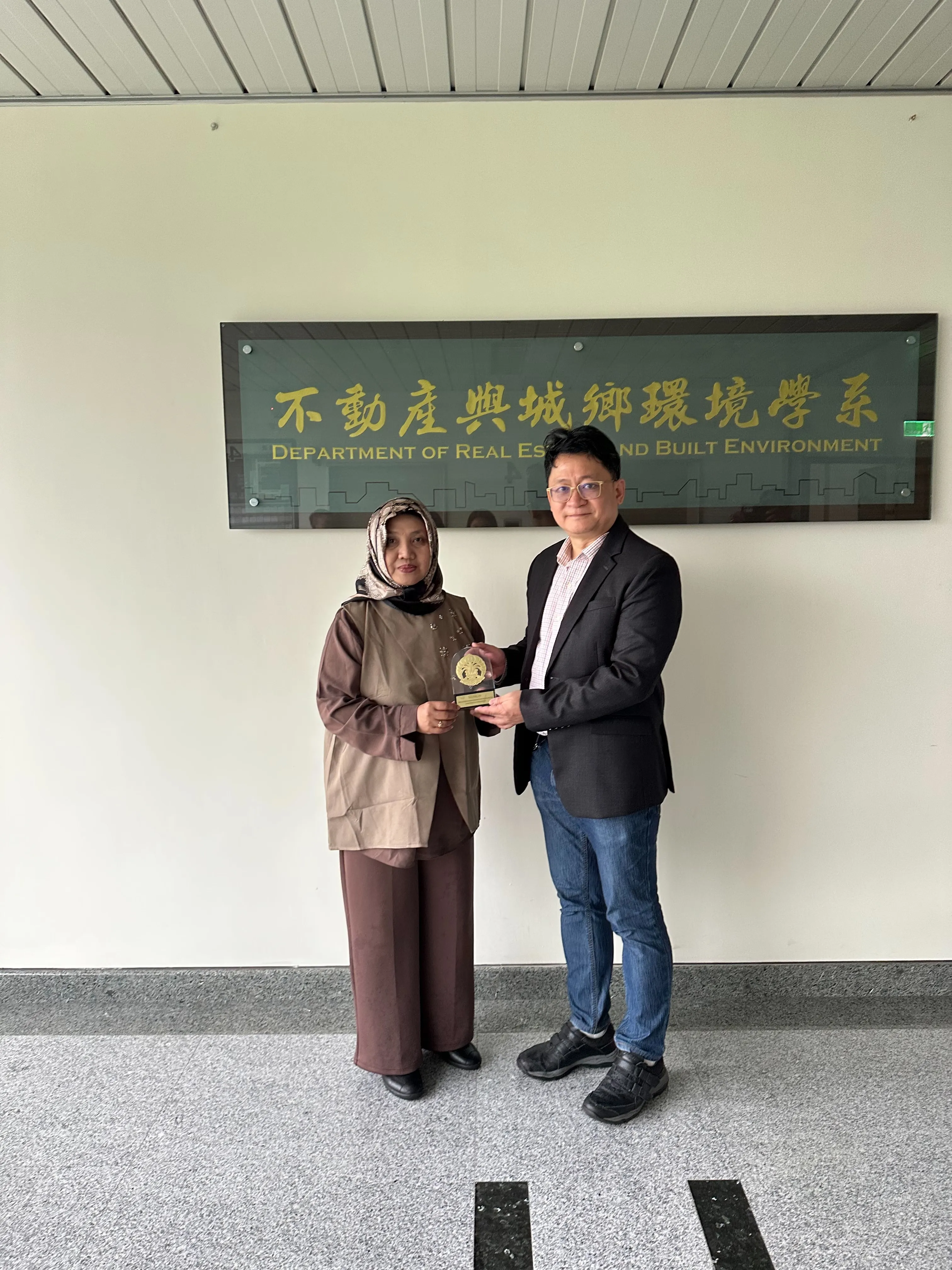 本系游舜德主任與Dr. Sari合影2