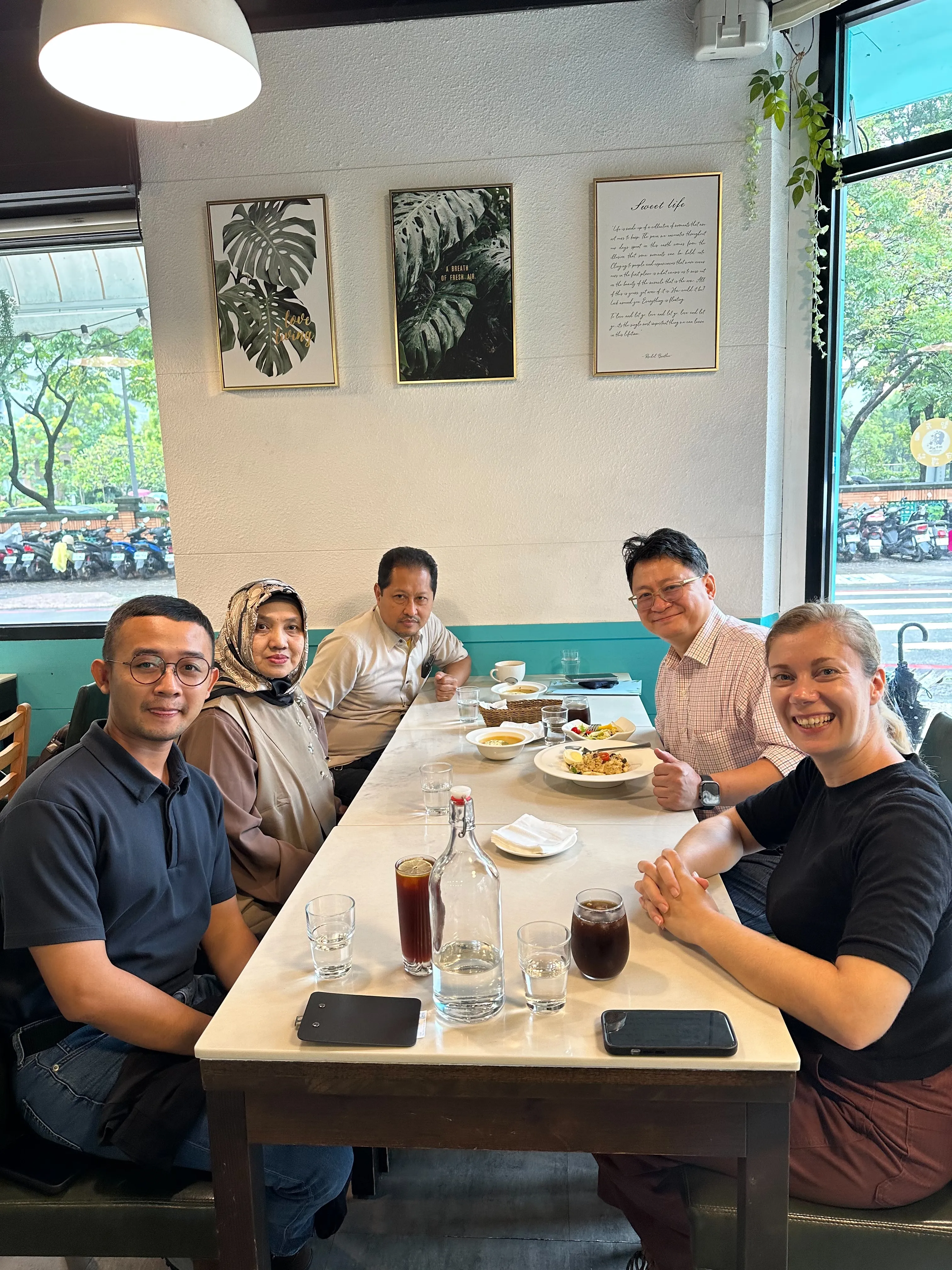 本系師長游舜德系主任、Dr. Trihatmoko、Dr. Rietdijk與Dr. Sari餐敘