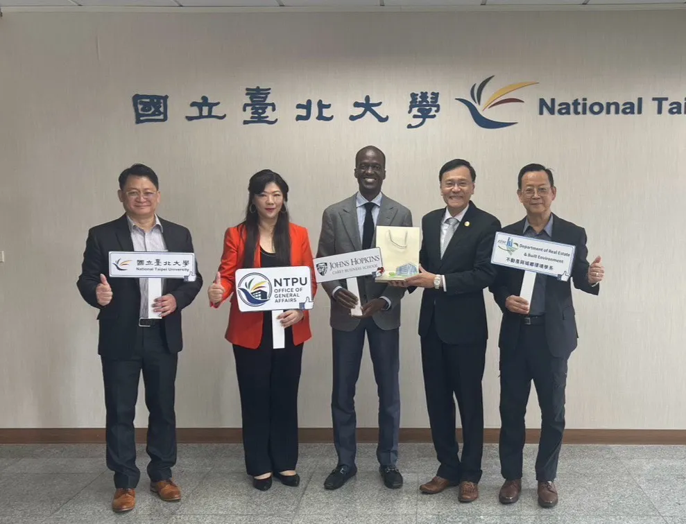 Director Fall與林道通校長(左二),陳明燦院長(左一)、王佳惠總務長(右一),游舜德系主任(右二)合影