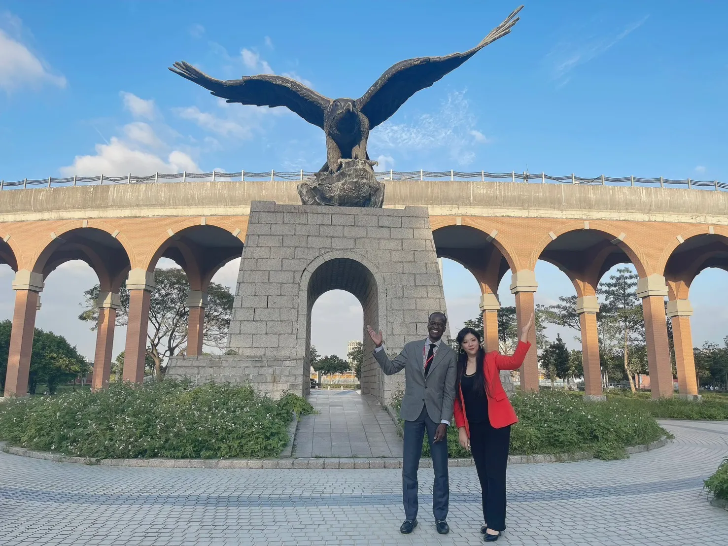 Director Fall與王佳惠總務長於飛鳶廣場-思古迴廊合影