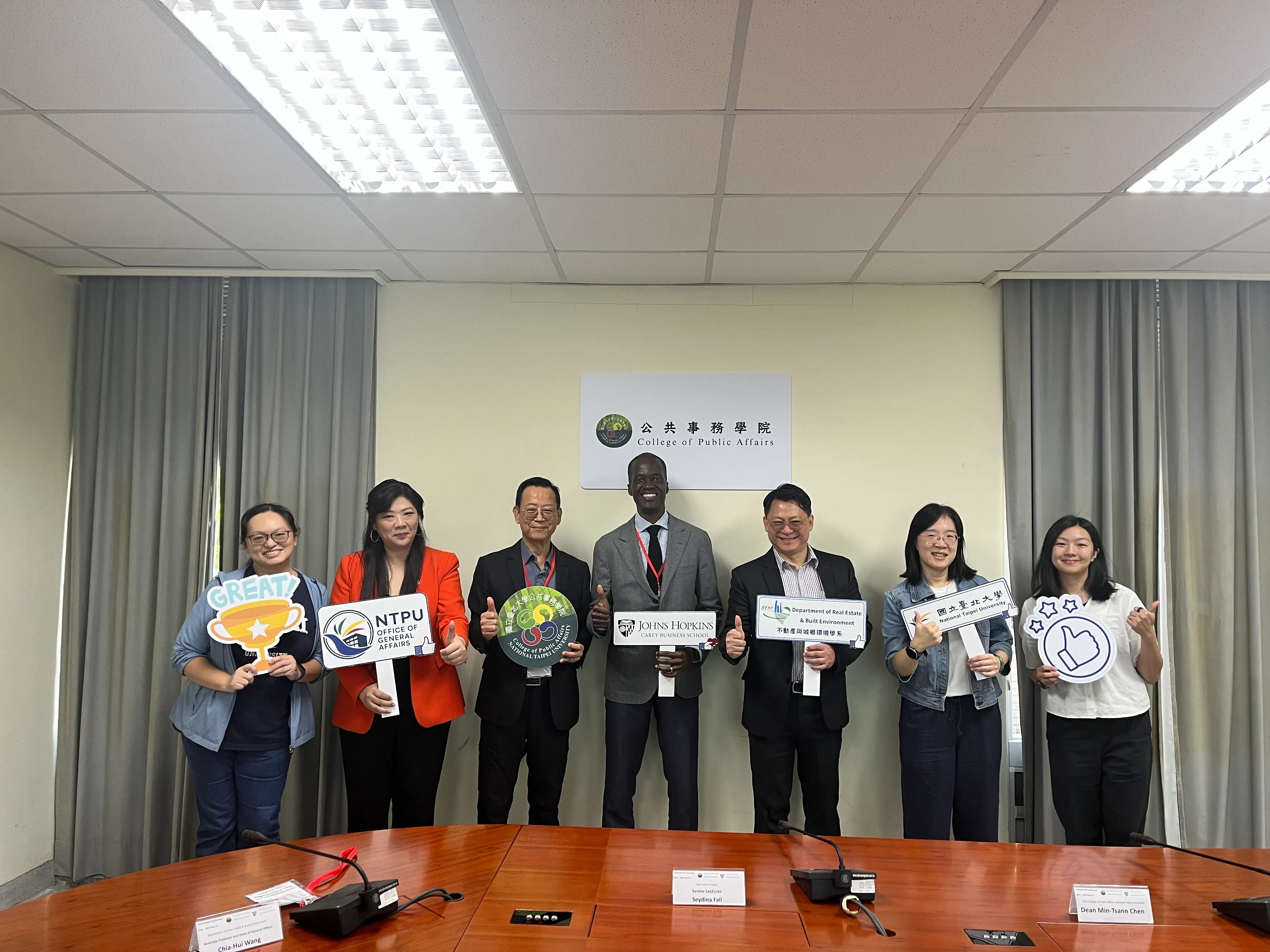 Director Fall 與公共事務學院師長合影2